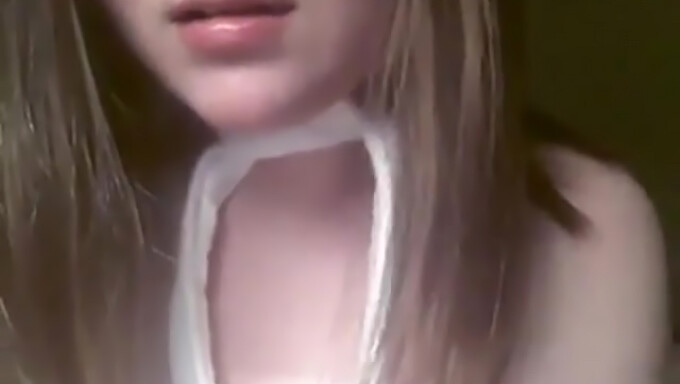 ممثلة كاميرا ويب سويدية تكافح من أجل التنفس أثناء لعب BDSM