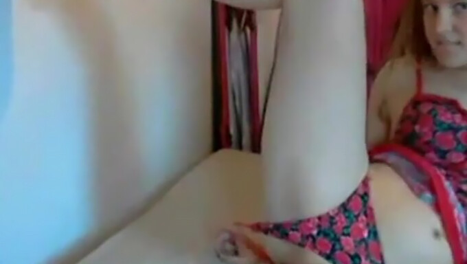 Vídeo amador de webcam com uma loira curvilínea balançando sua bunda grande