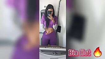 Bia, Uma Morena Safada E Excitada, Se Entrega Ao Auto-Prazer Em Um Banheiro Público