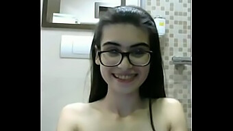 Italiensk teen webcam model tilfredsstiller sig selv på Exposedcams.cf