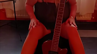 Milf Joueuse De Guitare Se Laisse Aller Au Plaisir Solo