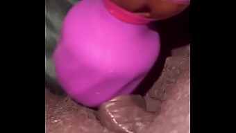 MilaJ mengeksplorasi vibrator baru dengan rekaman close-up