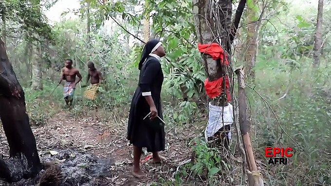 Fekete párok csatlakoznak egy külföldi misszionáriushoz a szabadtéri punci nyalogatásra.