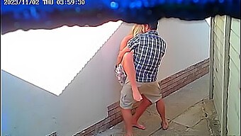 Pareja al aire libre pillada en CCTV participando en actividad sexual en un restaurante público