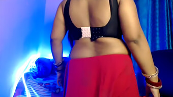 Desi Bhabhi, Göğüslerini Ortaya Çıkararak Webcam Seksinin Tadını Çıkarıyor