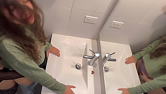 Intieme Ontmoeting Op Een Familiebijeenkomst In Het Toilet