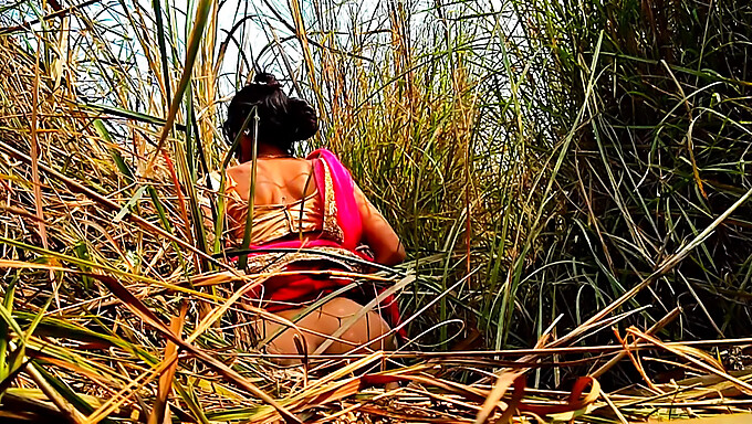 Grandes tetas asiáticas se entregan al placer al aire libre en la jungla