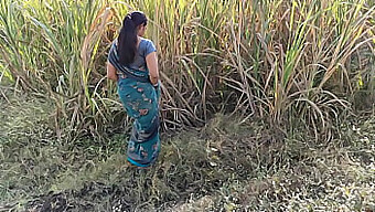 ¡la Sexy Esposa India Komal Es Atrapada Orinando En El Campo Y Llevada A Casa Para Tener Sexo!