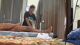 Dewi Ebony Kecil Mendapat Keseronokan Dengan Lawatan Mengejut Dari Kesatria Putih