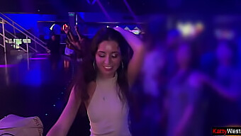 Linda Chica Es Follada Por Todos Sus Agujeros En Un Baño De Una Discoteca