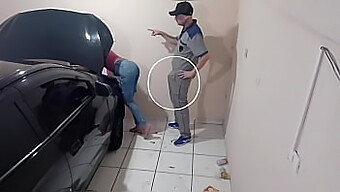 Um chefe e cliente com tesão se entregam a uma foda pública na garagem de um mecânico!