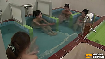 Un Hombre Pervertido Observa Y Toca A Chicas Japonesas En El Baño