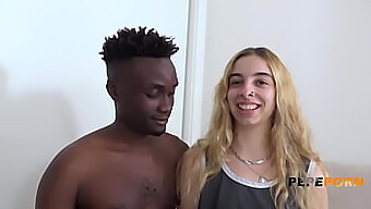 Tânăra Adolescentă Latină Irina Love Se Bucură De Prima Ei Întâlnire Interracială