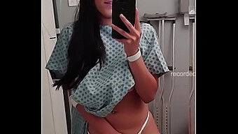 Uma jovem modelo de webcam quase é pega se dando prazer em isolamento no hospital.