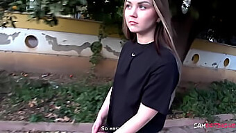 Ruská Princezna Anya Se Zasekla Na Stromě V Zábavném Porno Videu