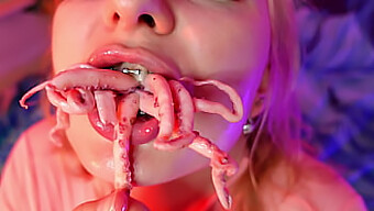 ประสบการณ์การกิน Asmr ด้วยเหล็กดัดและน้ํามัน: Arya Grander'S Octopus Fetish