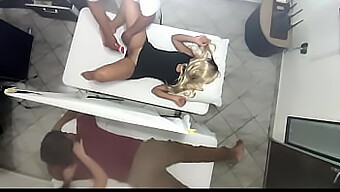 Increíble Masaje De Pareja Se Convierte En Un Trío Infiel Con Un Médico Travieso