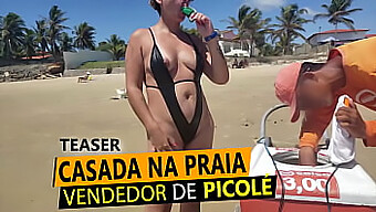 Una donna bionda in un perizoma sulla spiaggia corrompe un venditore di ghiaccioli con il seno