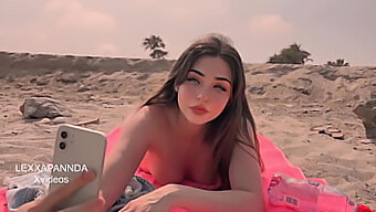 Seorang gadis muda dipengaruh untuk memberikan blowjob di pantai, yang berakhir di seluruh wajahnya (dalam bahasa Sepanyol)