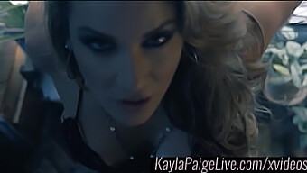 Kayla Paige เปลื้องผ้าและมีความสุขในโรงยิม