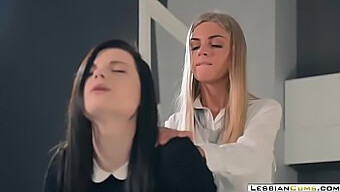 Krásná Lesbička S Dlouhýma Nohama Si Užívá Foot Fetish A Strapon