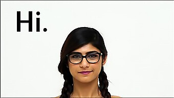 Explora Los Contornos Íntimos Del Impecable Físico Árabe De Mia Khalifa En Este Encuentro Cercano.